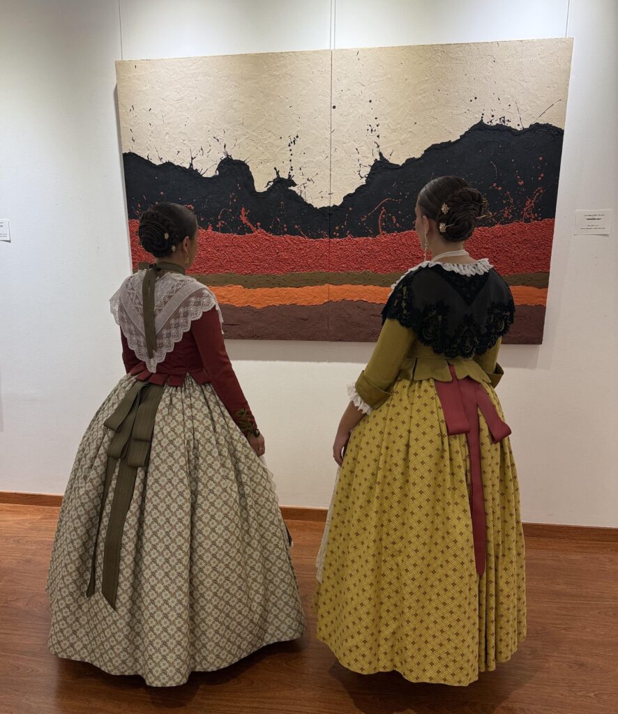Momento de la inauguración de la exposición, con las damas de honor de las fiestas de Altura.